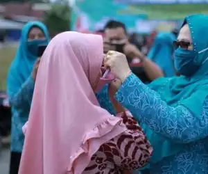Tinjau Pasar Murah Ketua Dekranasda Nagan Raya Bagi Masker Gratis