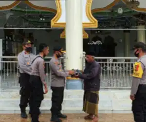Cegah Penyebaran COVID-19 Saat Shalat Ied, Polres Nagan Raya Bagi Masker