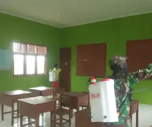 Antisipasi COVID-19, Babinsa Kodim Simeulue Semprot Disinfektan di Sekolah