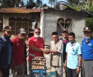 PMI Abdya Salurkan Bantuan Untuk Korban Kebakaran