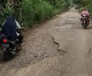 Jalan Desa di Aceh Selatan Rusak Parah