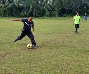 Buka Turnamen Sepak Bola, Camat Tadu Raya: Jaga Sportifitas