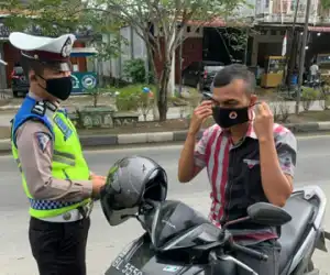 Personil Satlantas Polres Nagan Raya Bagi-bagi Masker
