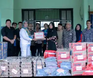 Pj Bupati Serahkan Bantuan masa Panik Kepada Korban Banjir