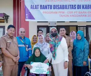 Pj Bupati Nagan Raya Salurkan Kursi Roda untuk 20 Disabilitas
