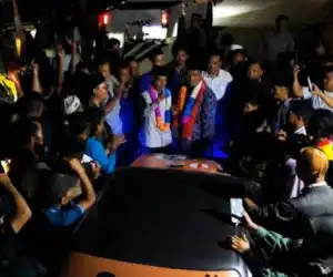 Pemuda Ketapang Indah Pasang Stiker Dukungan untuk Oyon-Hamzah