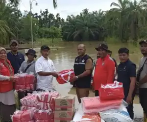 Masyarakat Terdampak Banjir di Aceh Utara Terima Bantuan Masa Panik