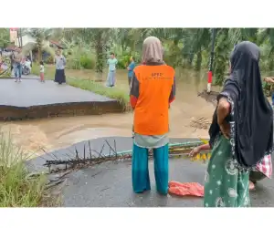 Diterjang Banjir, Jembatan Penghubung di Nagan Raya Putus Total