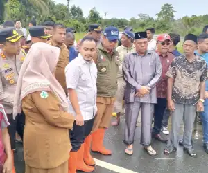 Tinjau Lokasi Jembatan Putus di Alue Siron, Pj Bupati Nagan Raya Perintahkan Penanganan Secara Cepat