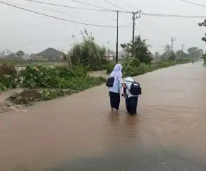 Jalan Lintas Desa di Lamno Tergenang Air Akibat Hujan Deras