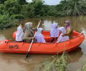 Jembatan Menuju Sekolah Putus, Murid SDN Alue Siron Belajar Di TPA