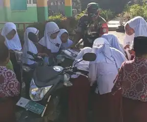 Tingkatkan Minat Baca Generasi Emas, Babinsa Datangi Sekolah Dengan Motor Pintar
