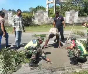 Bersama Masyarakat, Personil TNI Tambal Jalan Berlubang di Nagan Raya