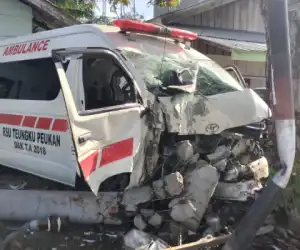Diduga Mengantuk, Ambulance Milik RSUD Abdya Hantam Pohon di Aceh Jaya