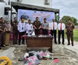 Kejari Aceh Singkil Musnahkan Barang Bukti 21 Kasus Tindak Pidana Umum
