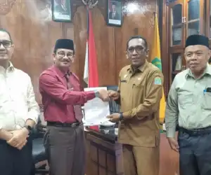 Sekda Aceh Jaya Serahkan SK Pelaksana Dua Pejabat Aceh Jaya
