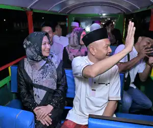 Usai Buka Pawai Takbir Idul Fitri, Safwandi Keliling Naik Odong-odong