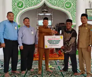 Safwandi Salurkan Dana CSR Bank Aceh untuk Pembangunan Masjid Gampong Baro Teunom