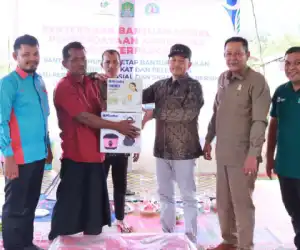 Pemkab Aceh Jaya Serahkan Bantuan ke Komunitas Adat Terpencil