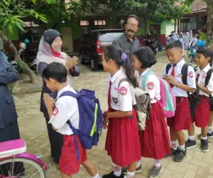 Bupati Imbau Orang Tua Antar Anak di Hari Pertama Tahun Ajaran Baru Sekolah