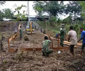 Babinsa Kodim Nagan Raya Bergotong Royong Bangun Rumah Putehdi