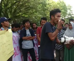 Orang Tua Korban Salah Suntik Bersama APK Datangi Kejari Aceh Barat