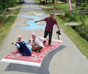 Kreativitas Milenial, Lukisan 3 Dimensi di Jalan Aspal Jadi Objek Selfie Warga