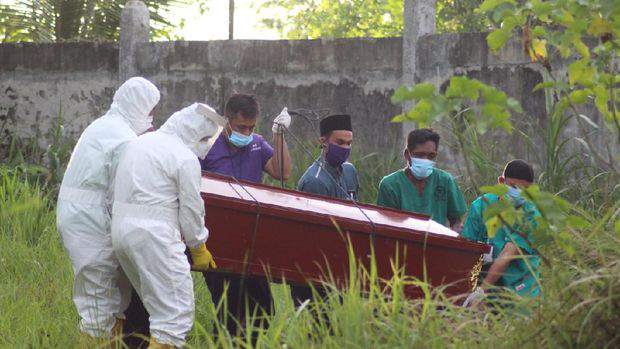 Kisah Polisi Aceh Ikut Proses Pemakaman Pasien Corona yang Ditolak Warga