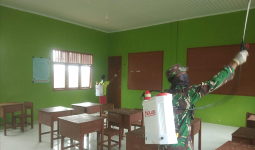 Antisipasi COVID-19, Babinsa Kodim Simeulue Semprot Disinfektan di Sekolah