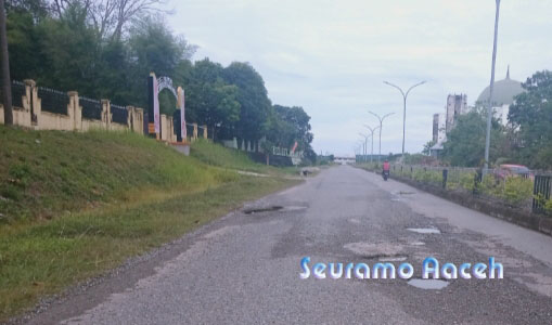 Jalan di Pusat Komplek Pemerintahan Nagan Raya Berlobang