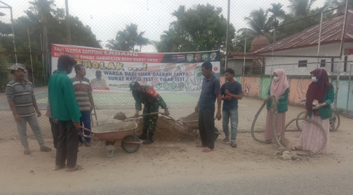 Tingkatkan Sinergitas, TNI Gelar Jumat Bersih Bersama Masyarakat di Abdya