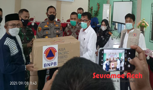 BNPB Melalui BPBK Abdya Serahkan Ribuan Masker Kepada Para Camat
