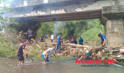 BPBK, Tagana dan Warga Bersihkan Sampah di Bawah Jembatan
