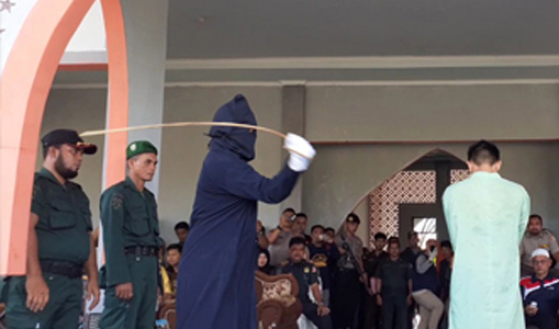 Pasangan Selingkuh di Abdya Dicambuk 100 Kali