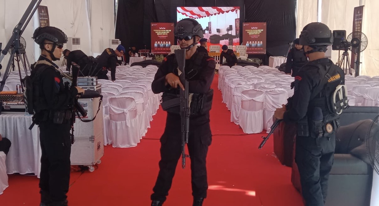 Personil Brimob Sterilkan Lokasi Pengundian Nomor Urut Calon Bupati Nagan Raya