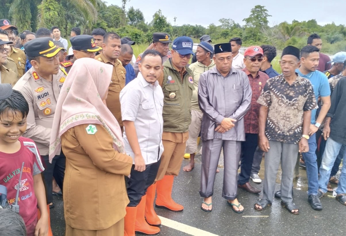 Tinjau Lokasi Jembatan Putus di Alue Siron, Pj Bupati Nagan Raya Perintahkan Penanganan Secara Cepat