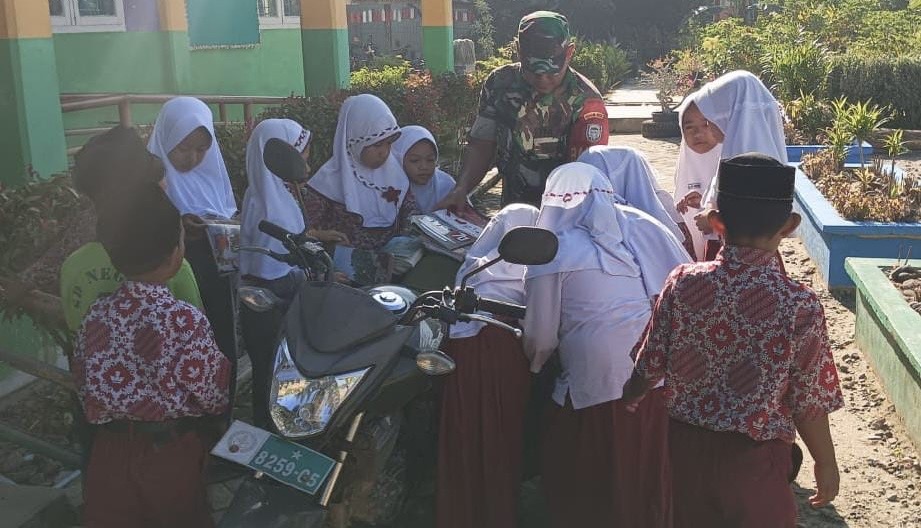 Tingkatkan Minat Baca Generasi Emas, Babinsa Datangi Sekolah Dengan Motor Pintar