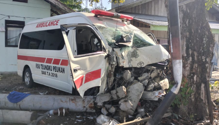 Diduga Mengantuk, Ambulance Milik RSUD Abdya Hantam Pohon di Aceh Jaya