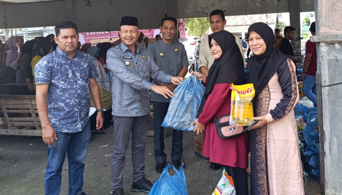 Bupati dan Wakil Bupati Aceh Jaya Pantau Operasi Pasar Murah Jelang Idul Fitri