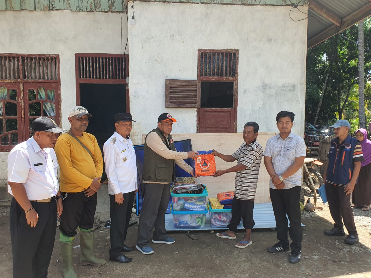 Pemkab Aceh Jaya Serahkan Bantuan Bagi Korban Rumah Tertimpa Pohon