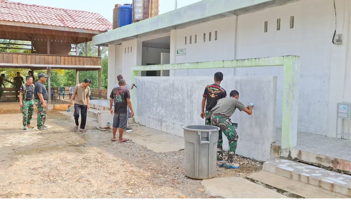 Personil Kompi E Yonif 116/GS Bersama Masyarakat Gelar Pembersihan Masjid di Aceh Jaya