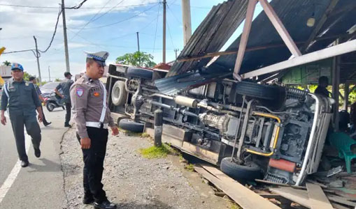 Minibus Seruduk Warung di Aceh Barat, Lima Orang Terluka
