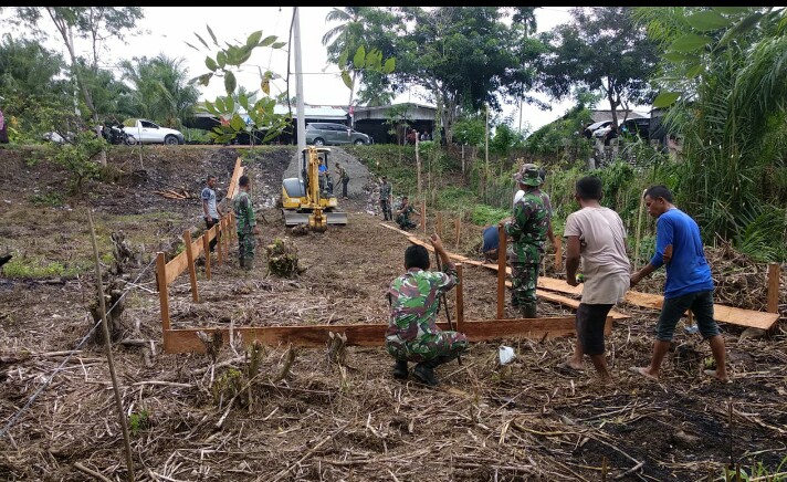 Babinsa Kodim Nagan Raya Bergotong Royong Bangun Rumah Putehdi
