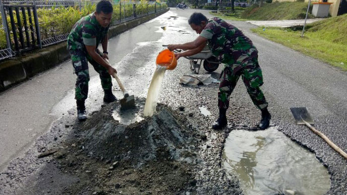 Tak Diperbaiki, TNI Turun Tangan Tambal Lobang Jalan di Suka Makmue
