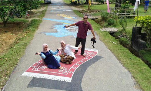 Kreativitas Milenial, Lukisan 3 Dimensi di Jalan Aspal Jadi Objek Selfie Warga