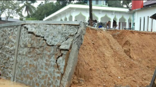 Talut Masjid Jebol, Warga Minta Kepala Desa Bertanggung Jawab